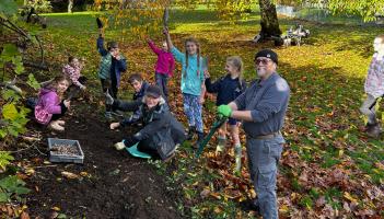 Members of the Bovey community of all ages joined the bulb planting Credit- Bovey Tracey Town Council