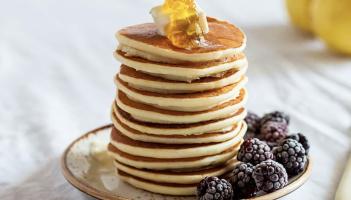 Discover where to enjoy classic crepes, loaded brunch stacks and family-friendly Pancake Day deals across Tavistock town centre (Image- PickPic)