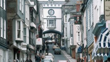 Totnes High Street pictured in 1983 (Image- Manfred Heyde, CC BY-SA 3.0)