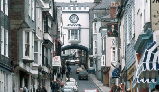 Totnes High Street pictured in 1983 (Image- Manfred Heyde, CC BY-SA 3.0)