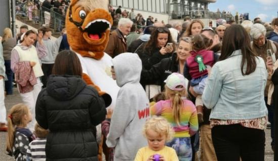 Easter family raceday returns to Exeter with free entry for kids (Image- Exeter Racecourse)