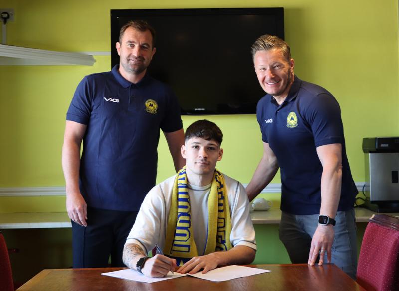 Jaydn Crosbie signs for Torquay