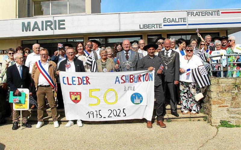 Group shot appeared in the local paper in France Le télégramme and is members of both Ashburton and Cleder twinners. [Credit: Ashburton-Cleder Twinning Association]
