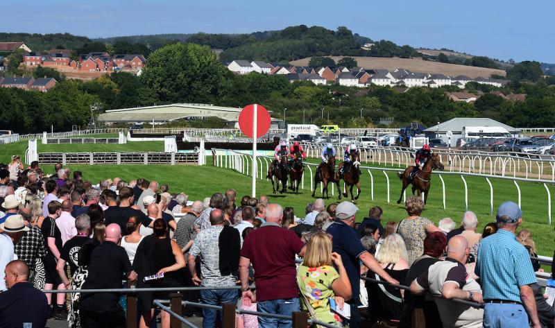 Racing at Newton Abbot. Pic from PPAUK