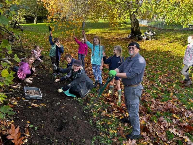 Members of the Bovey community of all ages joined the bulb planting Credit- Bovey Tracey Town Council
