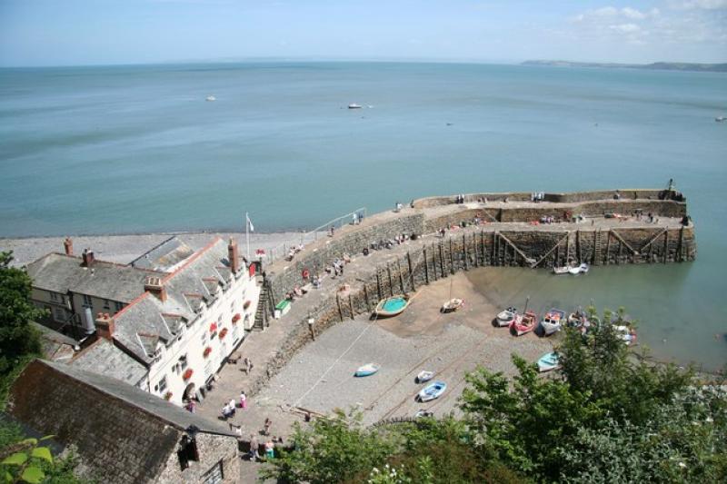 Clovelly harbour geograph 2008 credit Richard-Croft