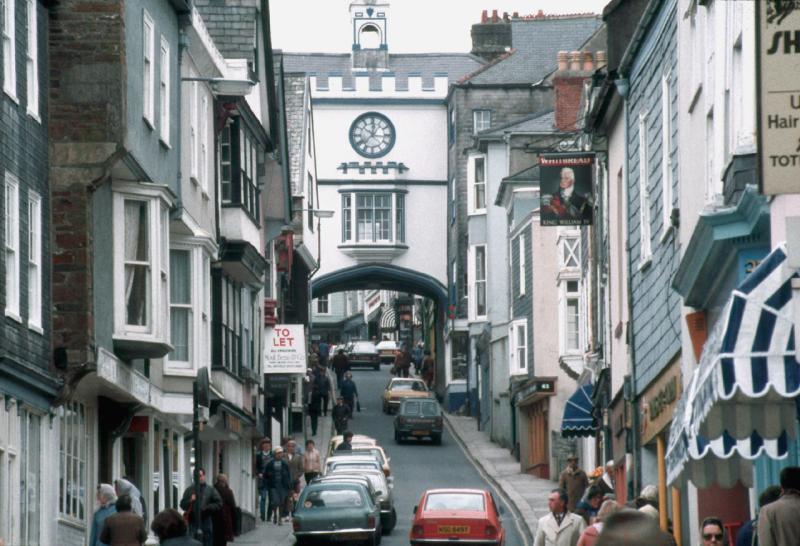 Totnes High Street pictured in 1983 (Image- Manfred Heyde, CC BY-SA 3.0)
